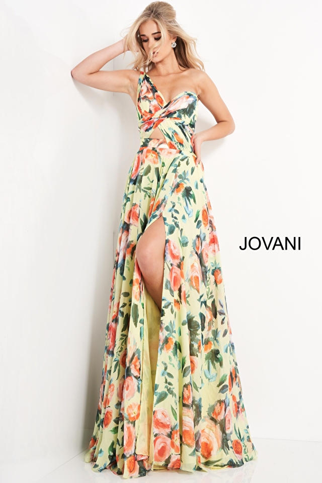 Model wearing Jovani style 05610 dress