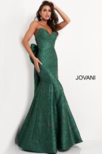 Model wearing Jovani 04158 green gown with mermaid silhouette and sweetheart neckline.