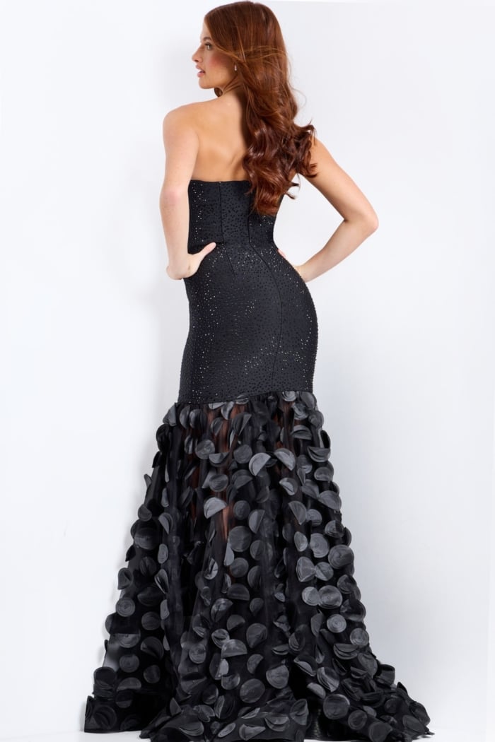 Elegant strapless evening gown with textured hem 49344