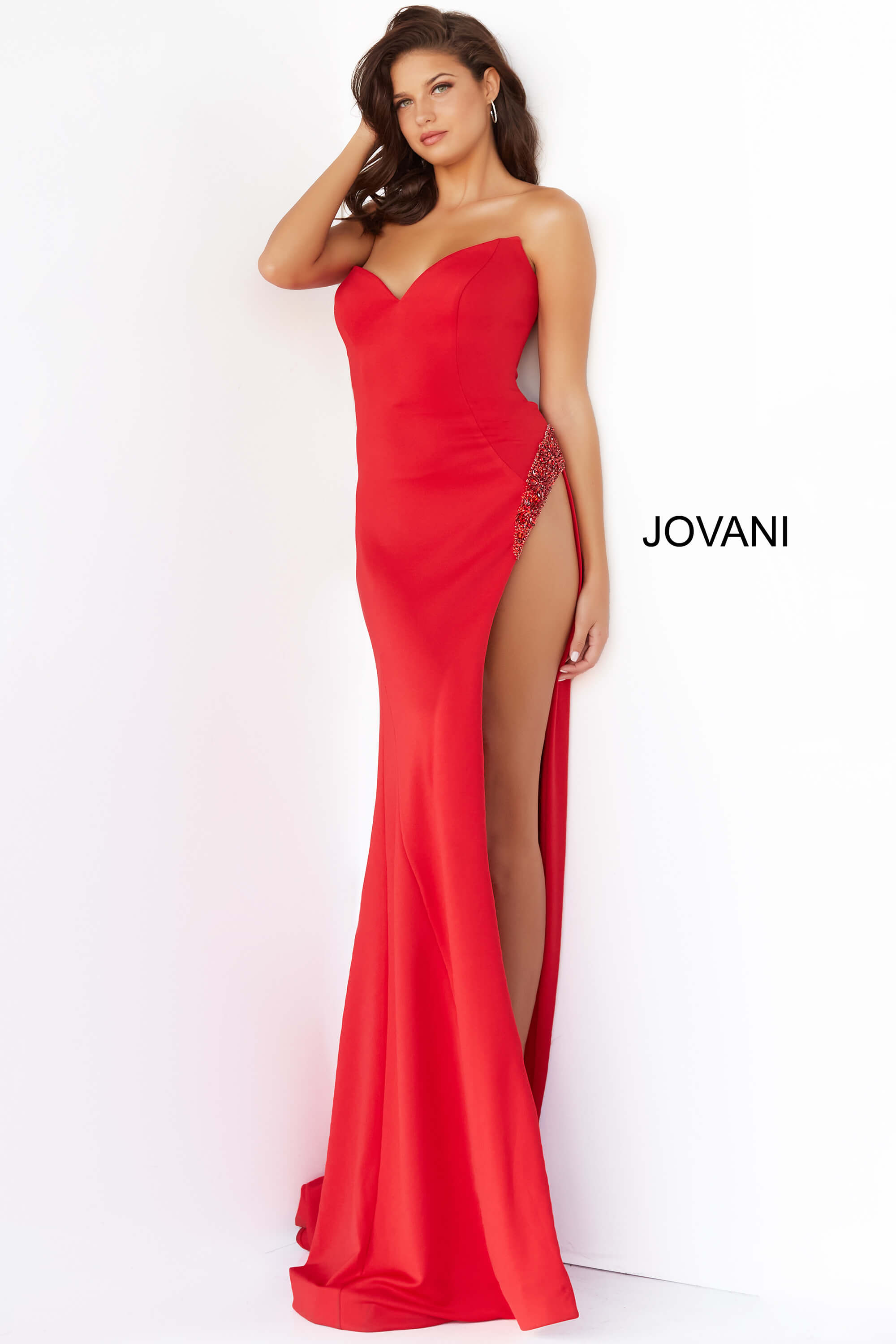 07138-RED-208.jpg Model wearing Jovani 07138 red dress with sweetheart neckline and high slit from the front view.