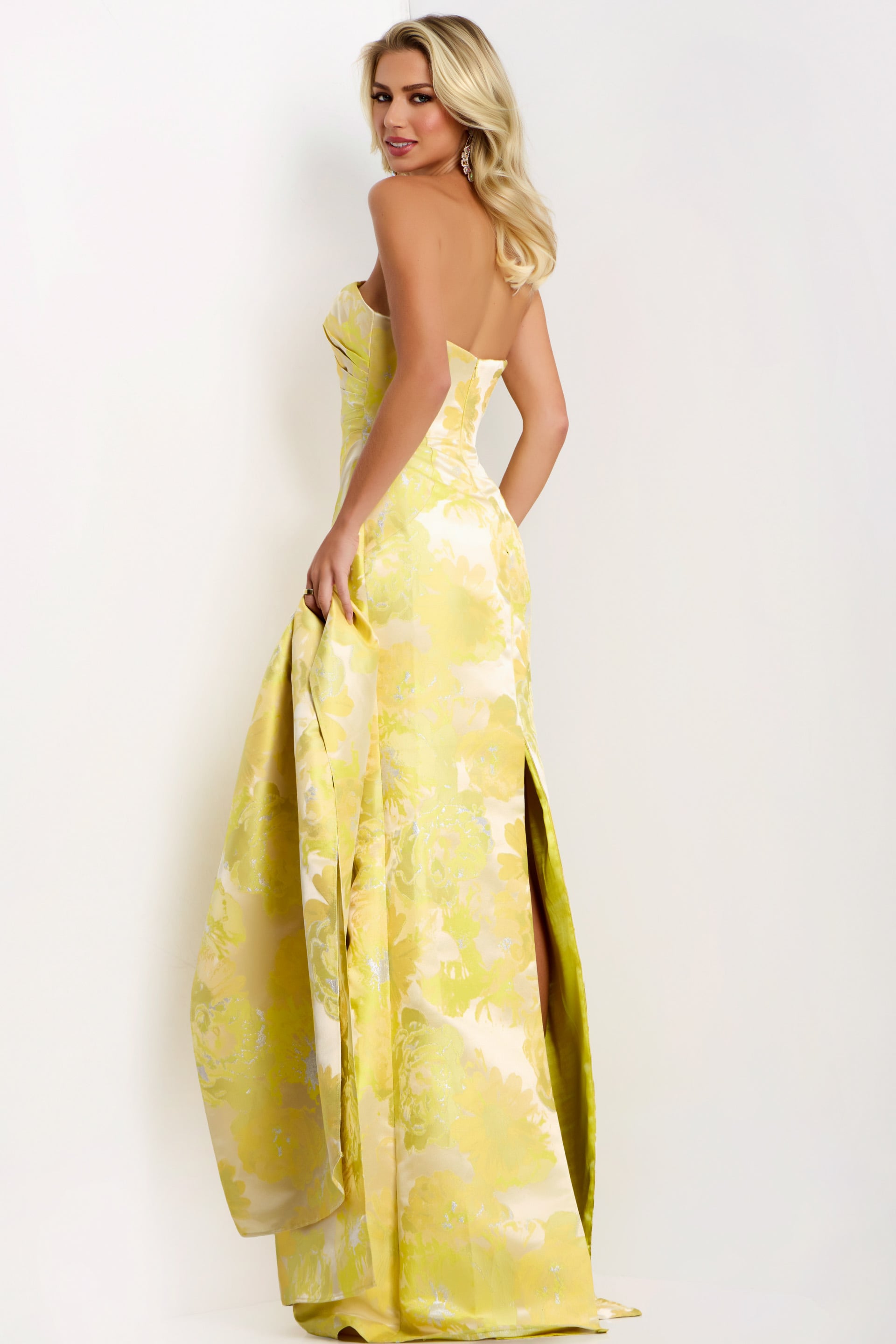 Elegant Fitted Strapless Gown