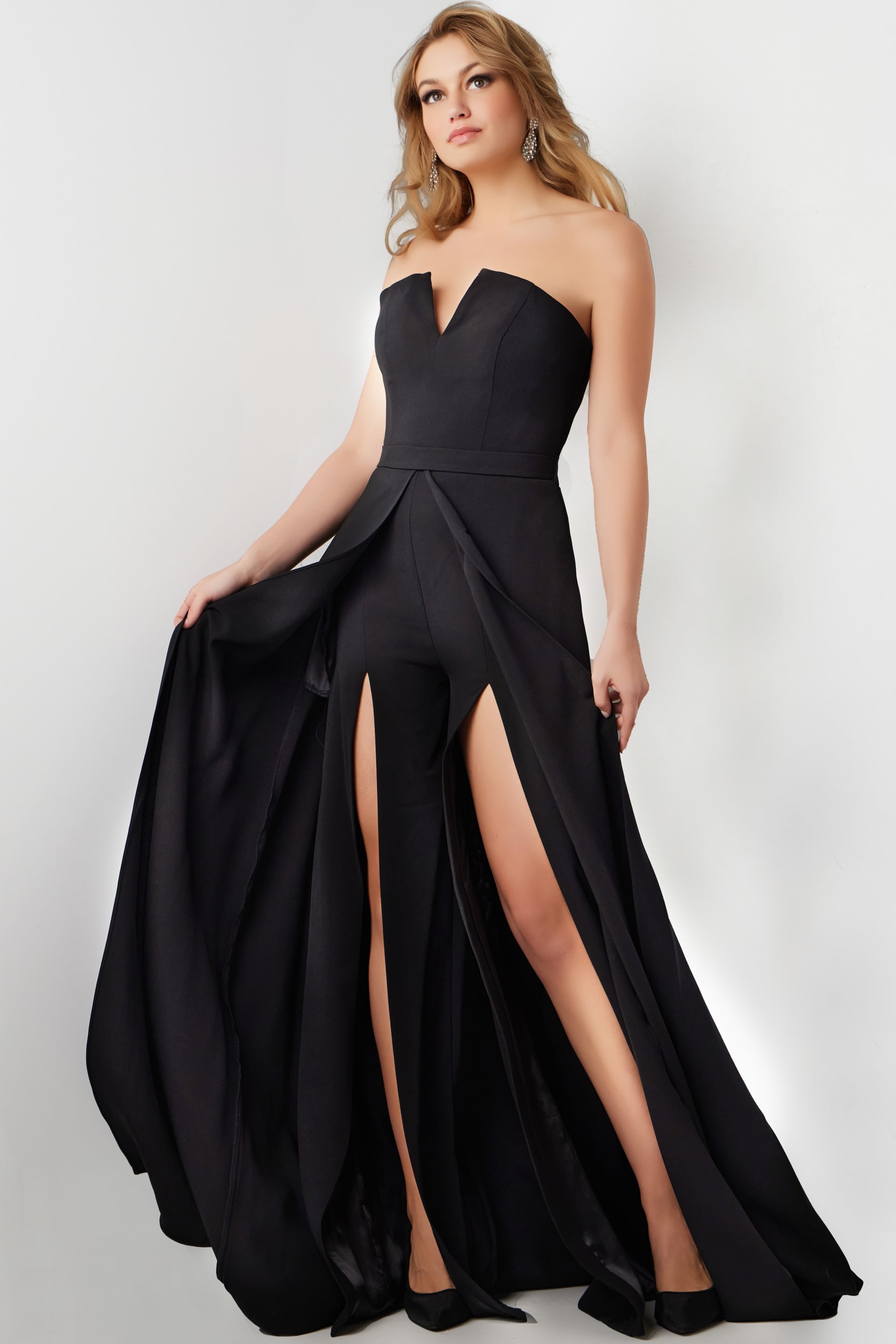 23150-BLACK-45.jpg Model wearing Jovani 23150 black gown with sweetheart neckline and high slit.