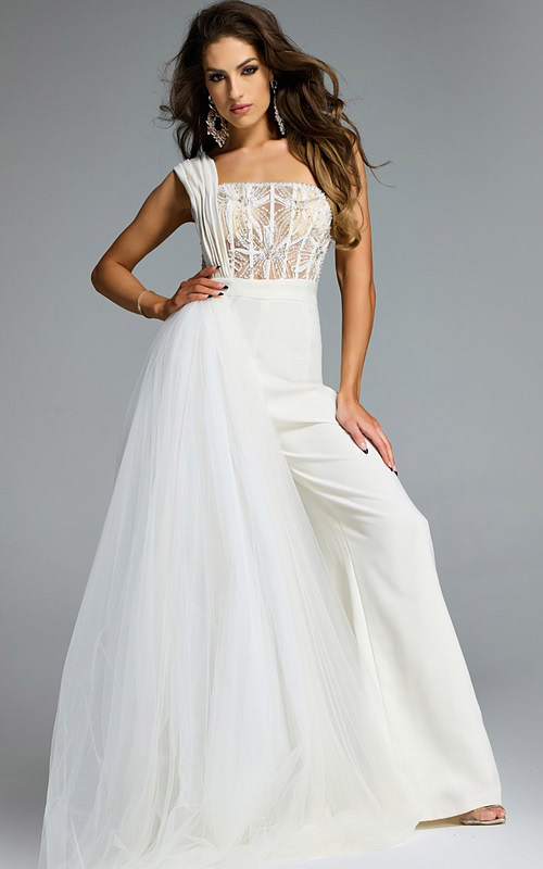 Model wearing Jovani dress 40933.