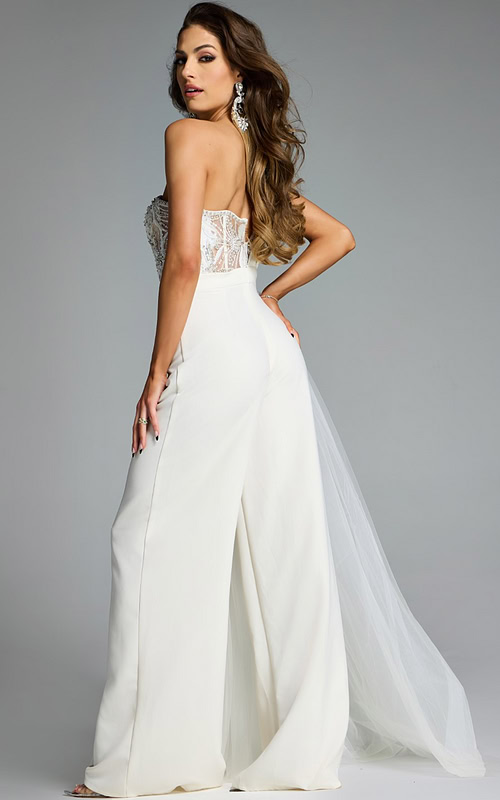 Model wearing Jovani dress 40933.