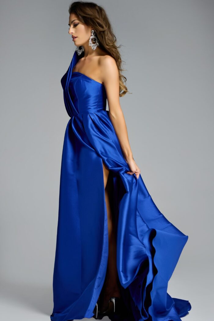 Model wearing Jovani dress 43277.