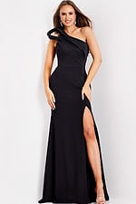 Model wearing Jovani dress 43970.