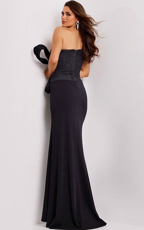 Model wearing Jovani dress 43971.