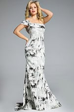 Model wearing Jovani dress 43977.