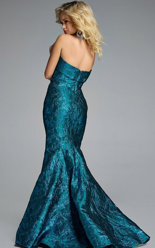 Model wearing Jovani dress 43978.