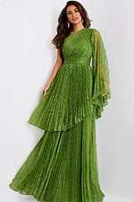 Model wearing Jovani dress 44687.