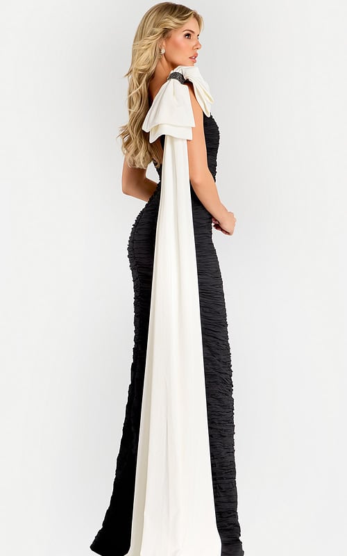 Elegant black and white gown with sweetheart neckline