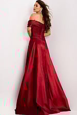 Model wearing Jovani dress 45276.