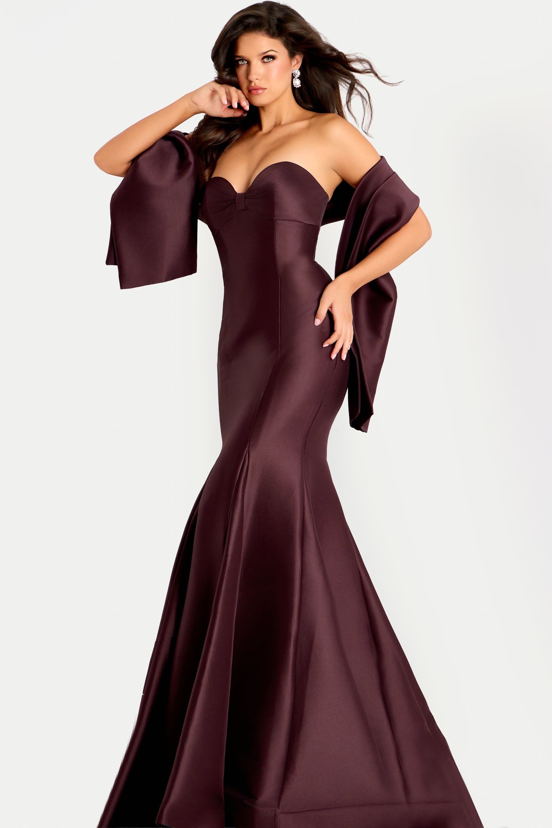 45362_PURPLE_1463 Fitted formal gown with flared hem and smooth satin finish