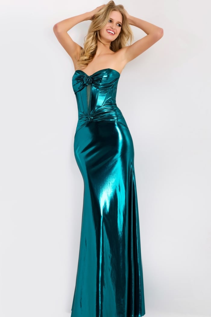 Sweetheart neckline evening dress in shimmering fabric