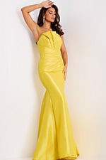 Model wearing Jovani dress 46673.