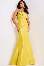 Model wearing Jovani dress 46673.