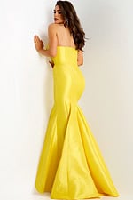 Model wearing Jovani dress 46673.