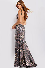 Form-fitting strapless gown with shimmering details