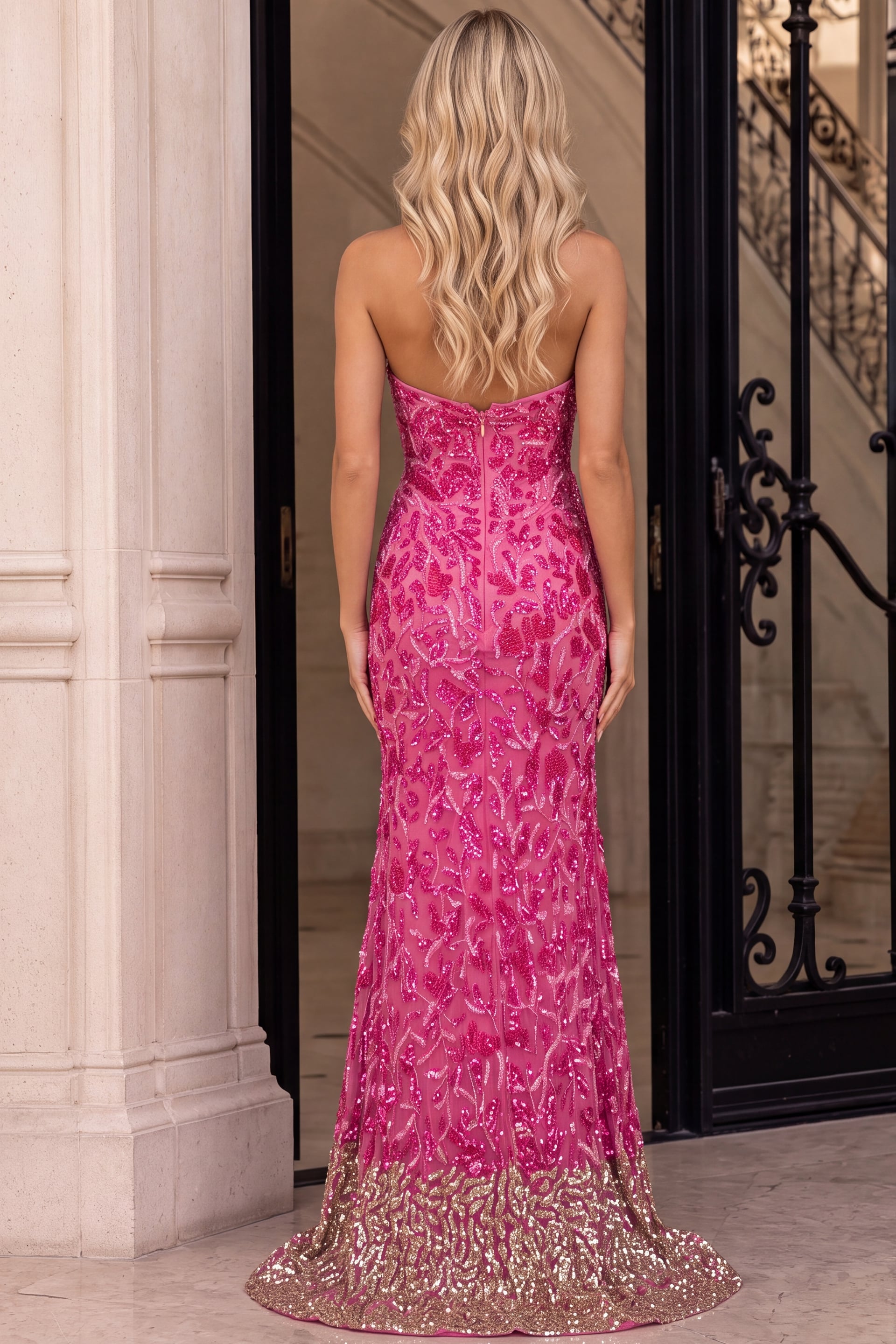 Fitted evening dress with high slit