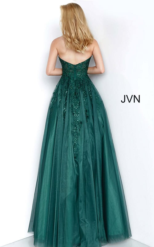 Model wearing Emerald Embroidered Sweetheart Neckline Dress 00915