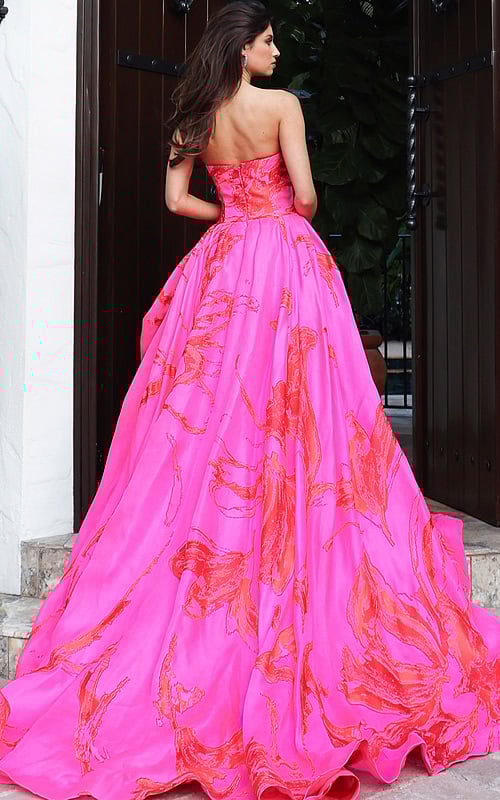 Full skirt gown with sweetheart neckline