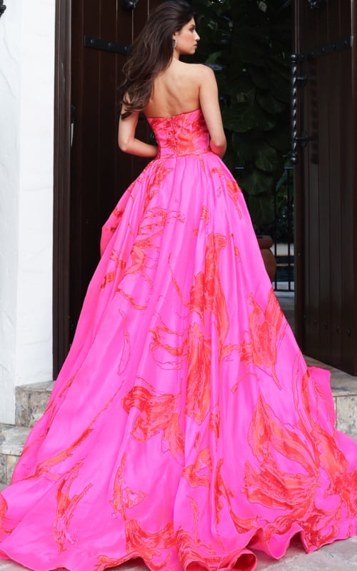 Full skirt gown with sweetheart neckline